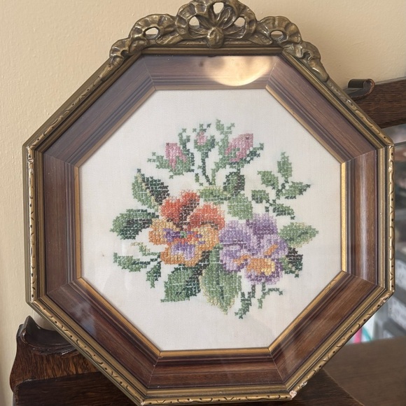 Vintage| 1960’s Heirloom Floral Cross-Stitch of Pansies Octagon Frame 11” x 11” - Picture 1 of 4